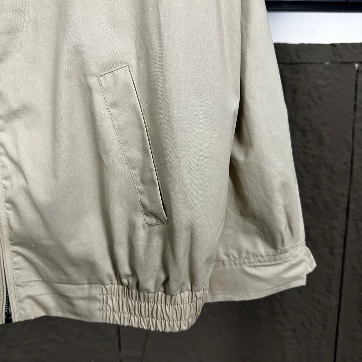 P270 Ralph Lauren/Ralph Lauren classic unisex veteran zipper jacket style number: DJ1897 Recommended by many fashion bloggers, the Harrington jacket's lapel zipper windproof design perfectly blends casual style with street trend elements, making it very suitable for neutral wear. The fabric texture of the jacket is excellent and comfortable to wear. It is a very versatile and trendy jacket. Original development, 100% pure cotton fabric, exquisite embroidery, evergreen style for all seasons, feel free to buy it, retro will never go out of style!  Color: Khaki Navy Black Size: M-XXL M L
